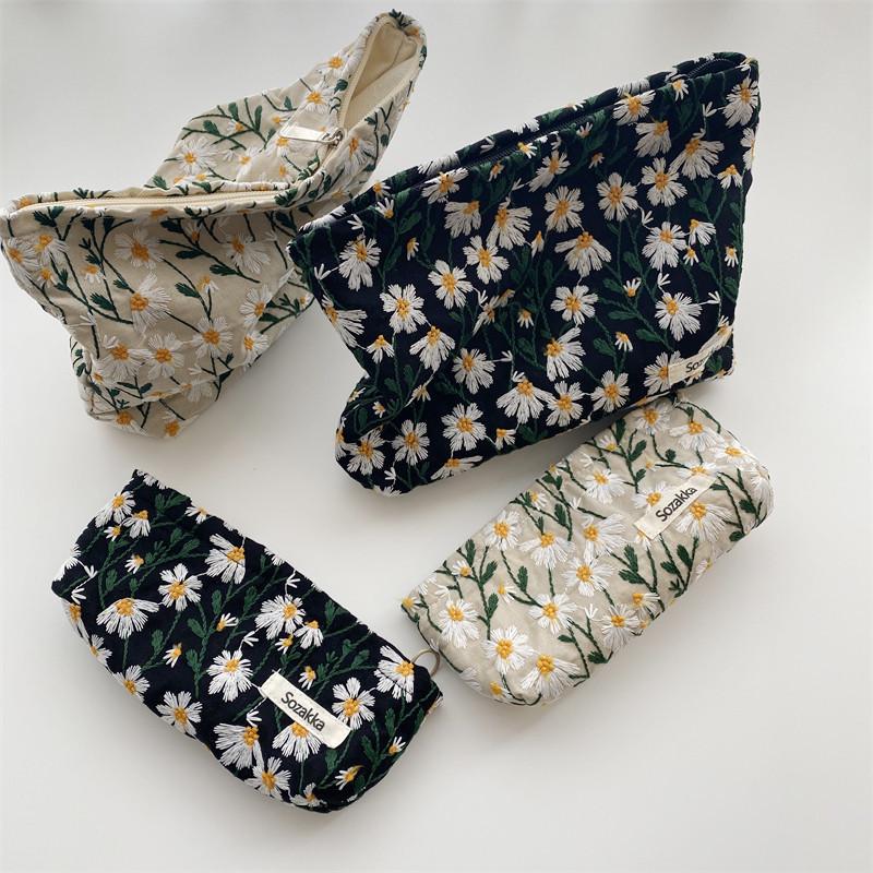Embroidered Daisy Cosmetic Bag: Simple, Portable, Literary Style with Large Capacity for Storage