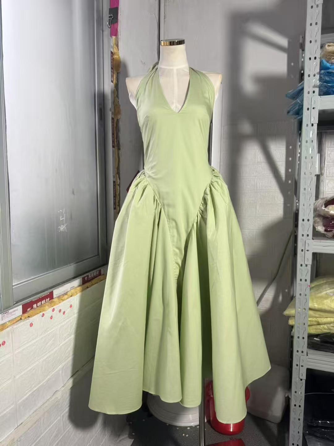 

European-Style Backless Halter Strap Pleated Dress S зелений