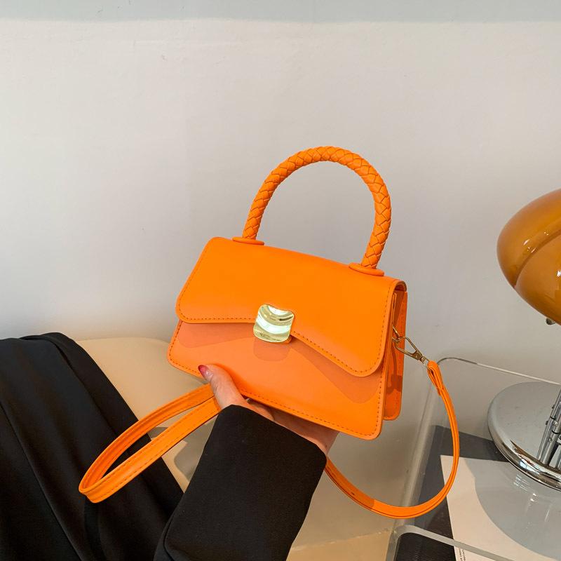 

Контрастные цвета ранняя осень 2025 лето новая повседневная мода простая портативная кроссбоди на плечо маленькая квадратная сумка оранжевый