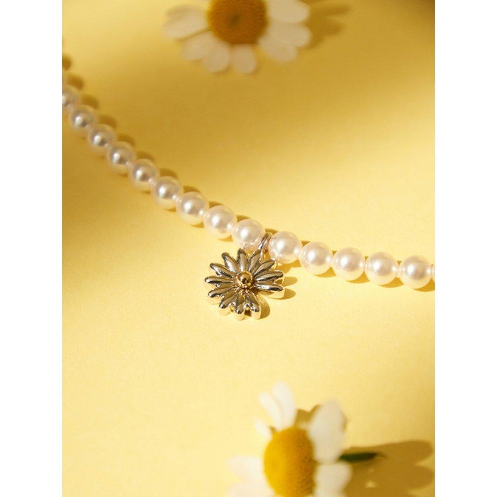 Daisy Delight Pearl Necklace / Pearl Necklace