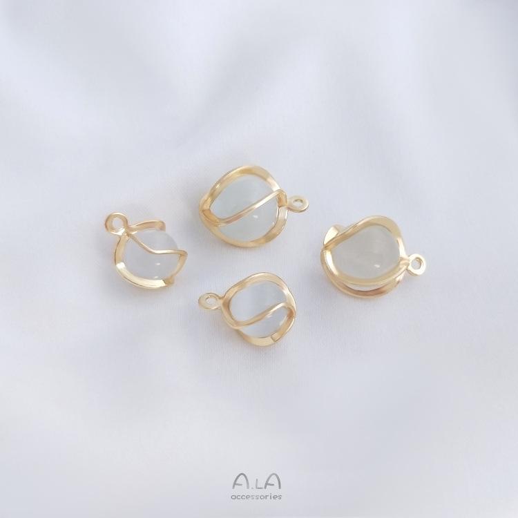 Runde Perlen gedrehte Kettenhalskette mit weißen Katzenaugenperlen und goldenem Anhänger - Handgefertigte Ohrringe, baumelnde Perlen und Armbandanhänger.