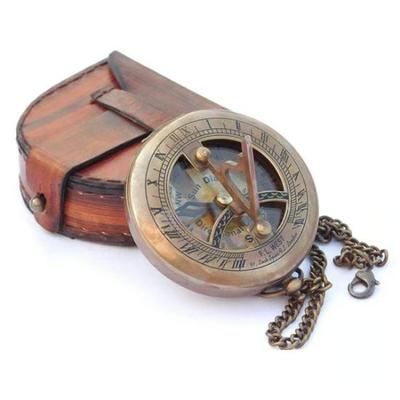 Hermosa brújula de reloj de sol antigua de latón | Incluye estuche de cuero | Brújula de apertura a presión con cadena | Acabado en latón antiguo |