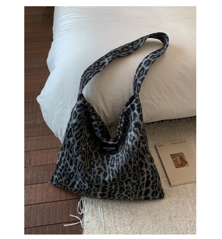 Retro fashion zebra pattern shoulder bag women's new large-capacity simple casual commuter tote bag shoulder messenger bag