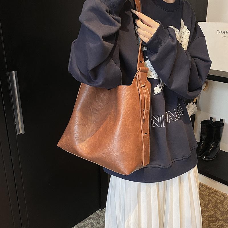 Premium Retro Large-Capacity Women'S Bag Fashionable Commuter Bucket Bag Shoulder Messenger Bag