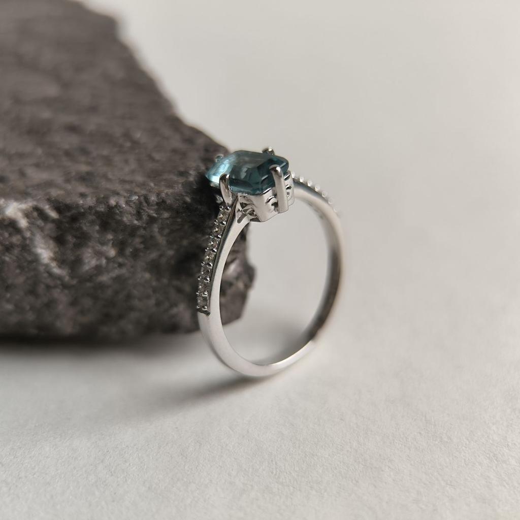 Серебряное кольцо с топазом Лондон Блю 1.093ct, вес изделия 2,24 гр (2195955)