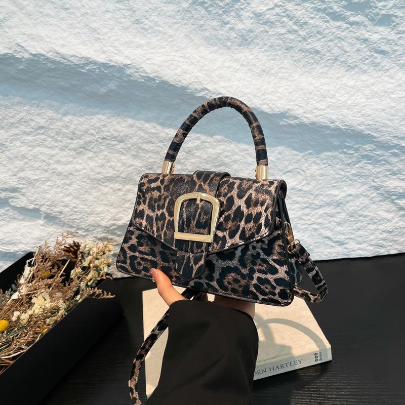 

Foreign fashion versatile leopard print popular messenger bag women s trend personalized street shooting autumn and winter new handbag
