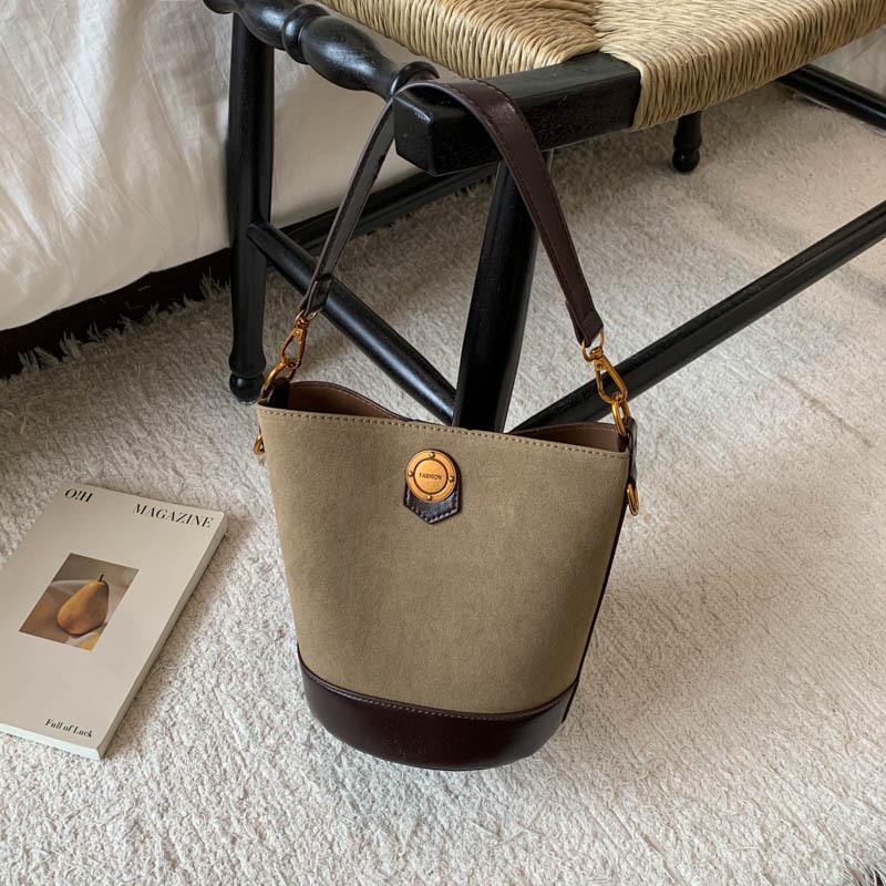 

Модная ретро матовая маленькая сумка женская 2025 новая контрастного цвета универсальная сумка-мессенджер изысканная супер огненная портативная сумка-ведро