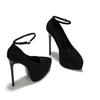 Ein wasserdichter Tisch mit dicker Sohle, Catwalk im Nachtclub mit superhohen Absätzen, spitz zulaufende High Heels mit Schnalle