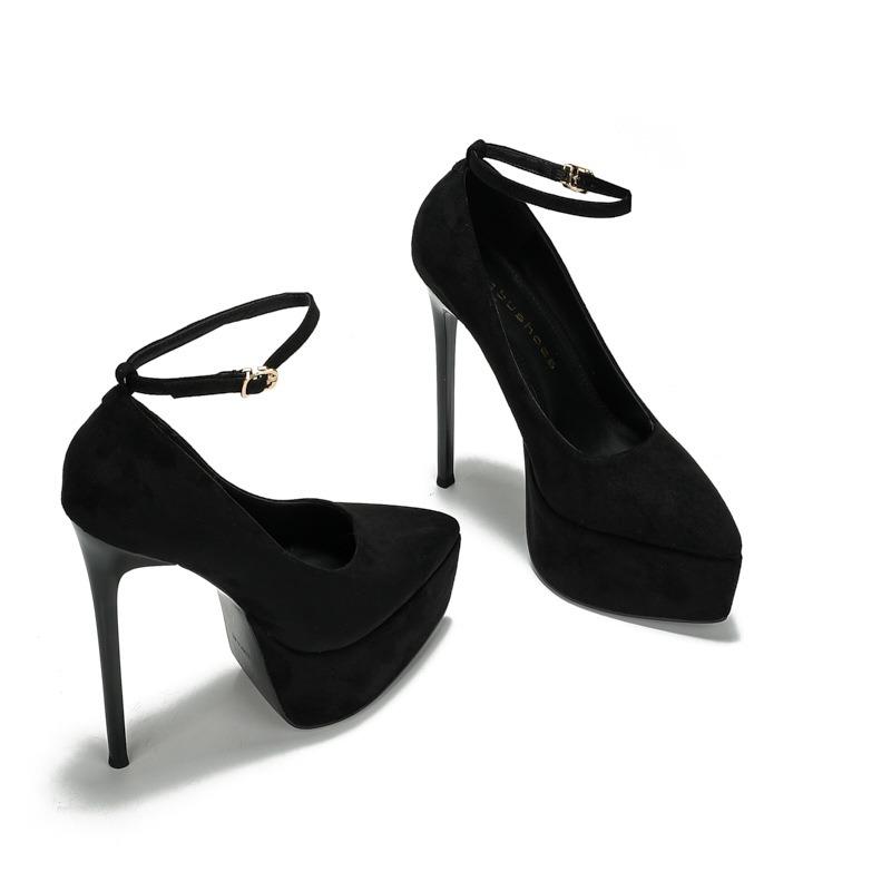 Ein wasserdichter Tisch mit dicker Sohle, Catwalk im Nachtclub mit superhohen Absätzen, spitz zulaufende High Heels mit Schnalle