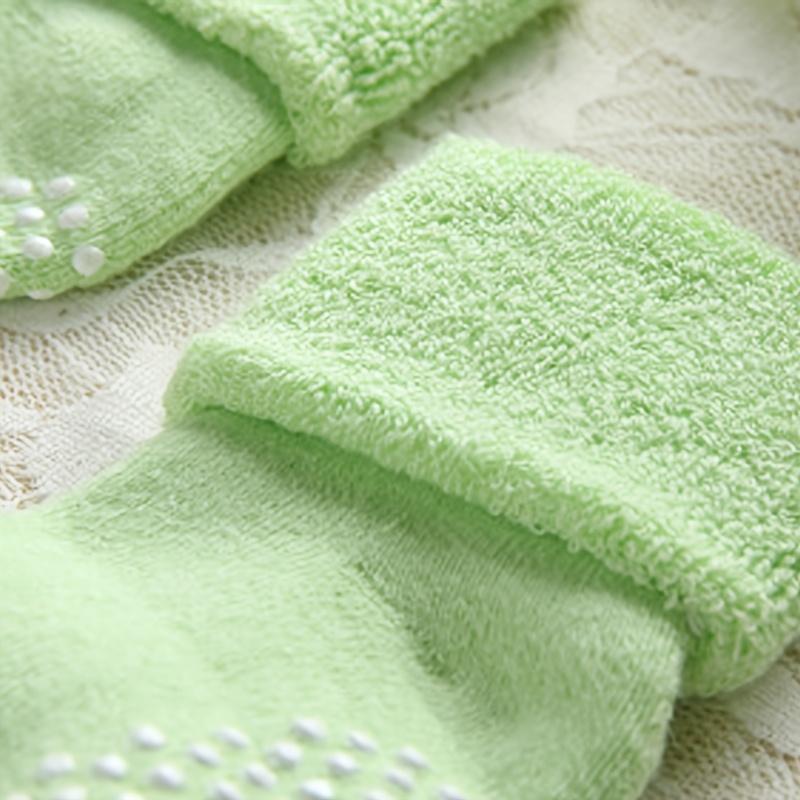 6 Pairs of Basic Color Socks, with Dot Glue for Anti-Slip, Suitable for Toddlers, Warm and Thick, Ideal for Both Boys and Girls.