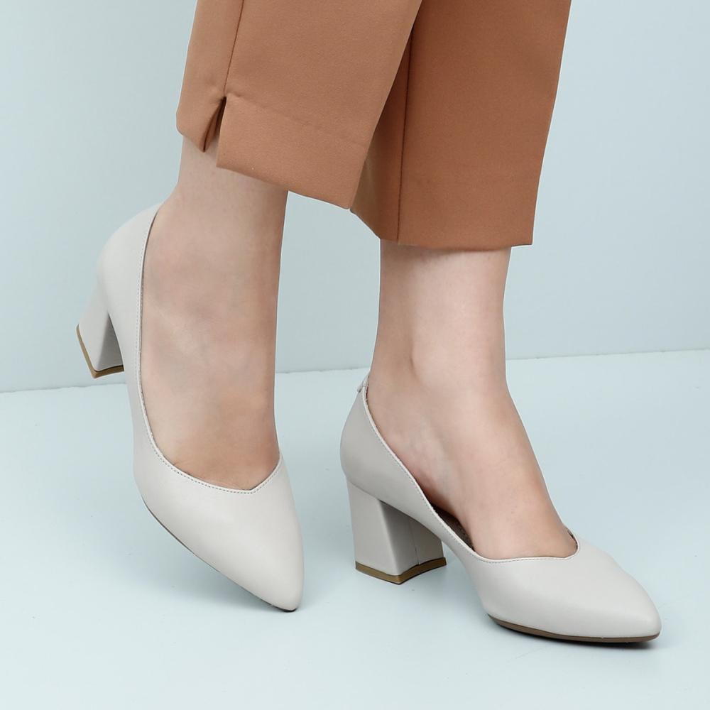 

Бежевые антикварные женские туфли из натуральной кожи с острым носком на среднем толстом каблуке