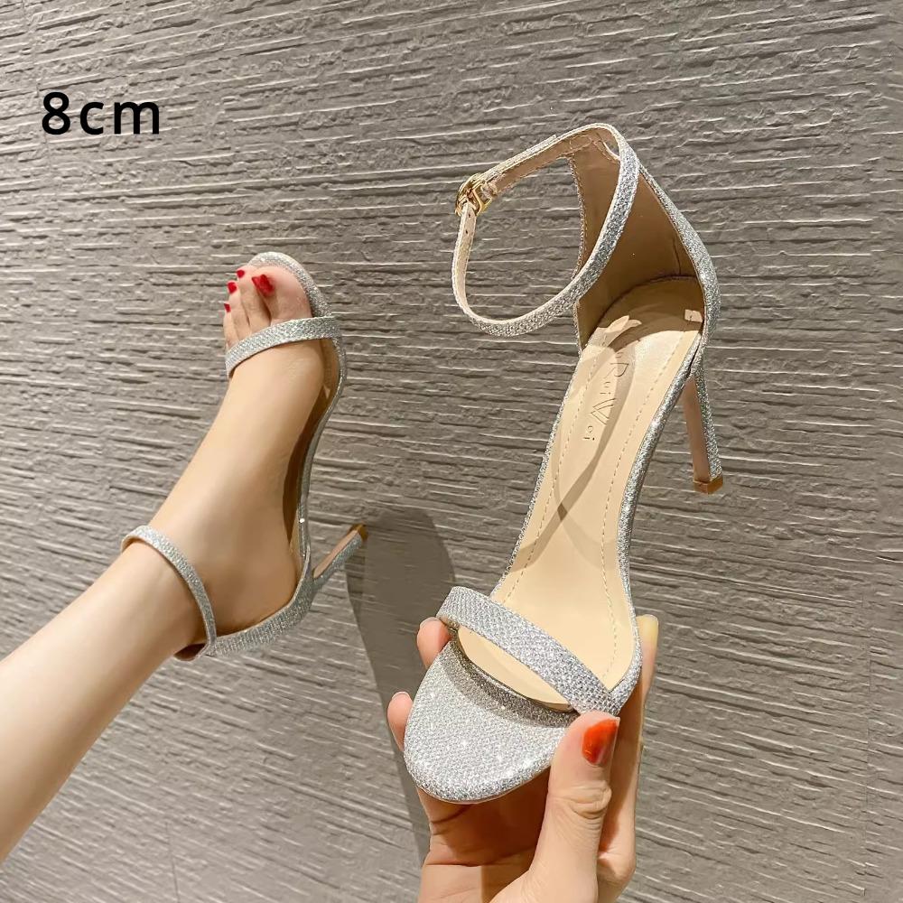 Женские сандалии с серебряным ремешком — фото 14