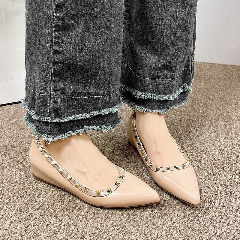 

Модные туфли-слипоны с заклепками, нескользящие, на низком каблуке, осенние новинки, с острым носком, с мелким вырезом, на мягкой подошве, с внутренней платформой 40