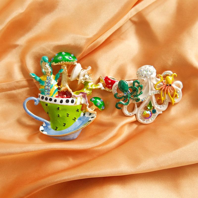 Vintage módní design smaltovaná brož Cthulhu Klasický křišťálový odznak palácového kříže