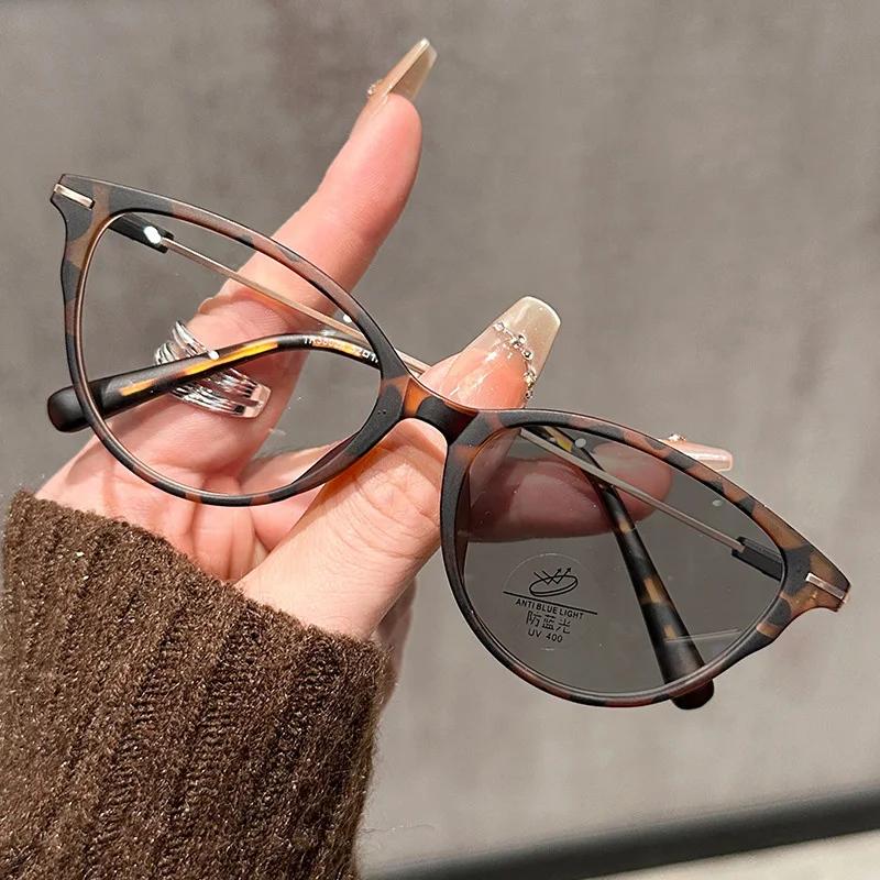 Men Women Fashionable Pochromic Reading Glasses Vintage Cat Eye Far Sight Eyewear Color Changing Anti-blue Light Presbyopia