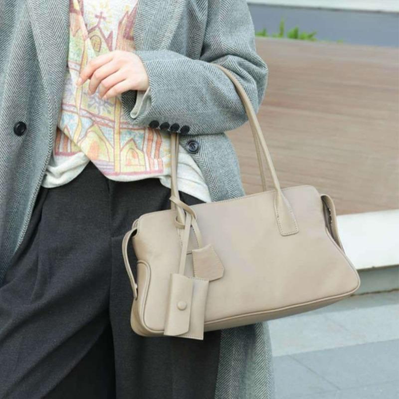 Underarm Bag with A High-end Feel, Hand-held Pillow Women's Bag, and Single-shoulder Baguette Bag Are Popular