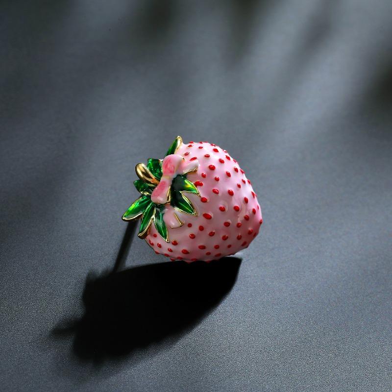 Fashionable and Exquisite Strawberry Brooch, High-end Women's Light Luxury High-end Brooch, Individual and Elegant Brooch