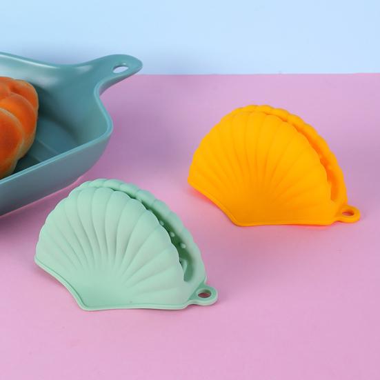 1 pár dlouhotrvajících rukavic proti opaření Konstrukce tvaru skořepiny Odolné držáky hrnců s horkou rukojetí