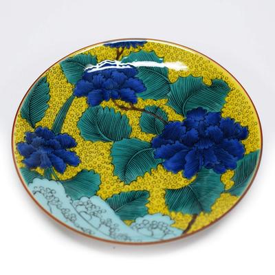 Waza no Kura: Stilvoller Kutani-Ware-Teller mit einem Pfingstrosen-Design, Hergestellt in Japan, Perfekt als Geburtstagsgeschenk