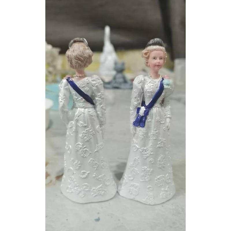 

Stunning Queen Elizabeth Ii Doll With Cartoon Artwork For Collection And Commemoration 15cm/5.91in білий