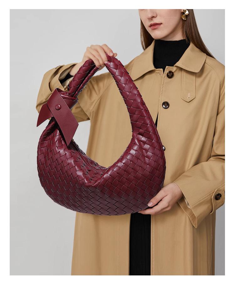 Large Capacity Woven Shoulder Bag - Trendy Crescent Dumpling Handbag, Underarm Style.