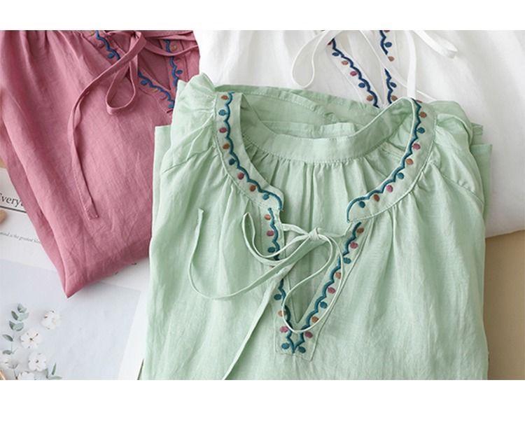 Damen Baumwoll- & Leinen besticktes V-Ausschnitt Sommeroberteil mit Dreiviertelärmeln und Bindekragen.