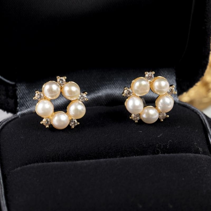 

New Pearls Stud Earrings for Women Imitation Pearl Crystal Beads Shiny Sweet Women s Small Earrings Korean Fashion Ear Zircon
