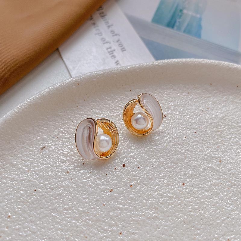 French Retro Palace Style S925 Silver Pearl Earrings – Niche Design, High-End Light Luxury 