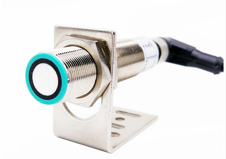 M18 Ultrasonic Sensor with Analog Output and Linear Displacement Function
