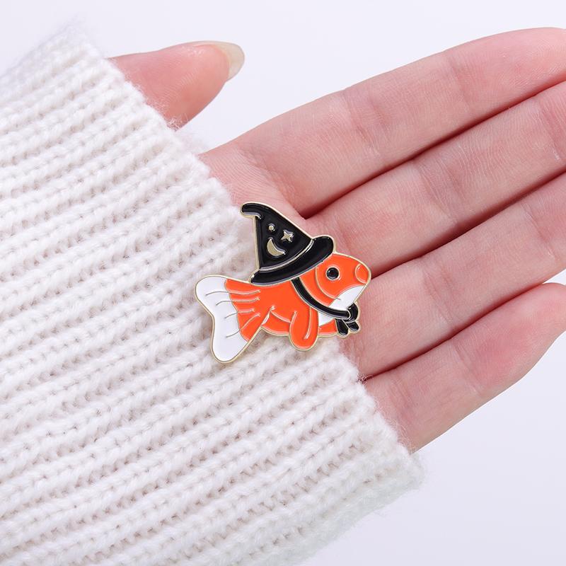 Pin's Émaillés Poisson Rouge Personnalisés Broches Chapeau de Sorcière Col de Chemise Revers Badges Mignons Drôles Animal Sorcier Bijoux Cadeau pour Enfants Amis