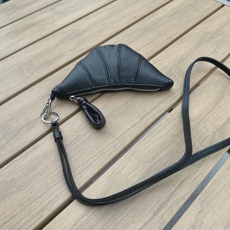 Oryginalna skórzana mini torebka typu croissant w kształcie pieroga - portmonetka i portfel z miejscem na dowód osobisty i klucze