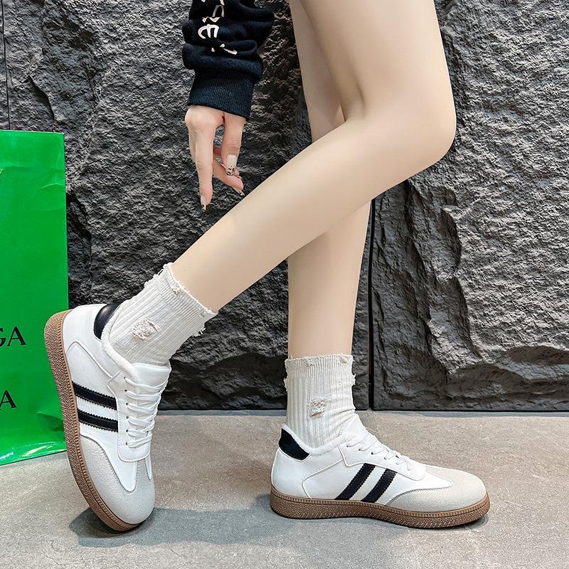 Large Size Autumn and Winter New Casual Flat Color Matching Retro Sports Velvet Board Shoes White Shoes Women