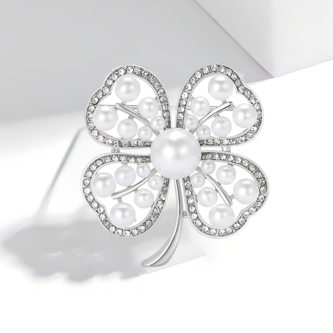 

Брошь-клевер с четырьмя лепестками и жемчугом для женщин, элегантная и универсальная, модные и высококлассные аксессуары для одежды серебряный