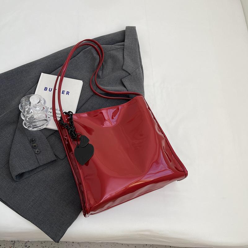 

Большая вместительная сумка через плечо для женщин, простая универсальная сумка-ведро из лакированной кожи, дорожная сумка, универсальная, новая