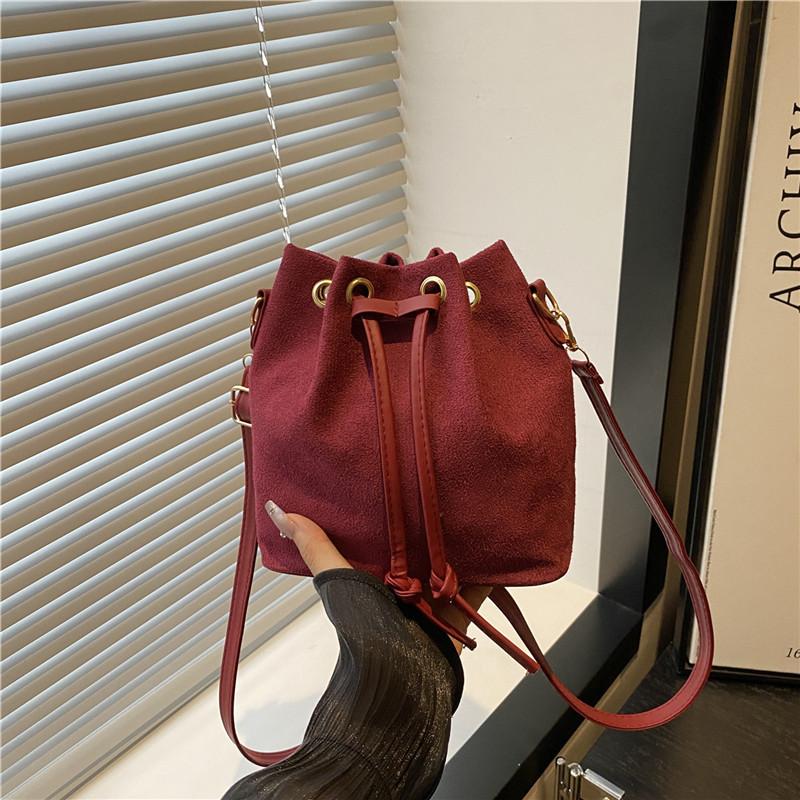 

Niche fashion bucket oblique span simple single shoulder oblique span summer new underarm high-end suede bag cross красный