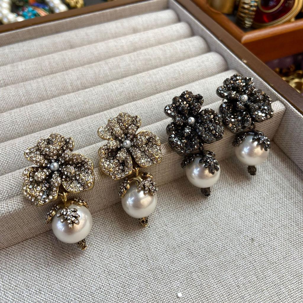 Mittelalterliche Vintage-Ohrringe Sind Altmodische Goldene Blumenstecker mit Diamantenbesatz, Elegante und Vielseitige Ohrringe.