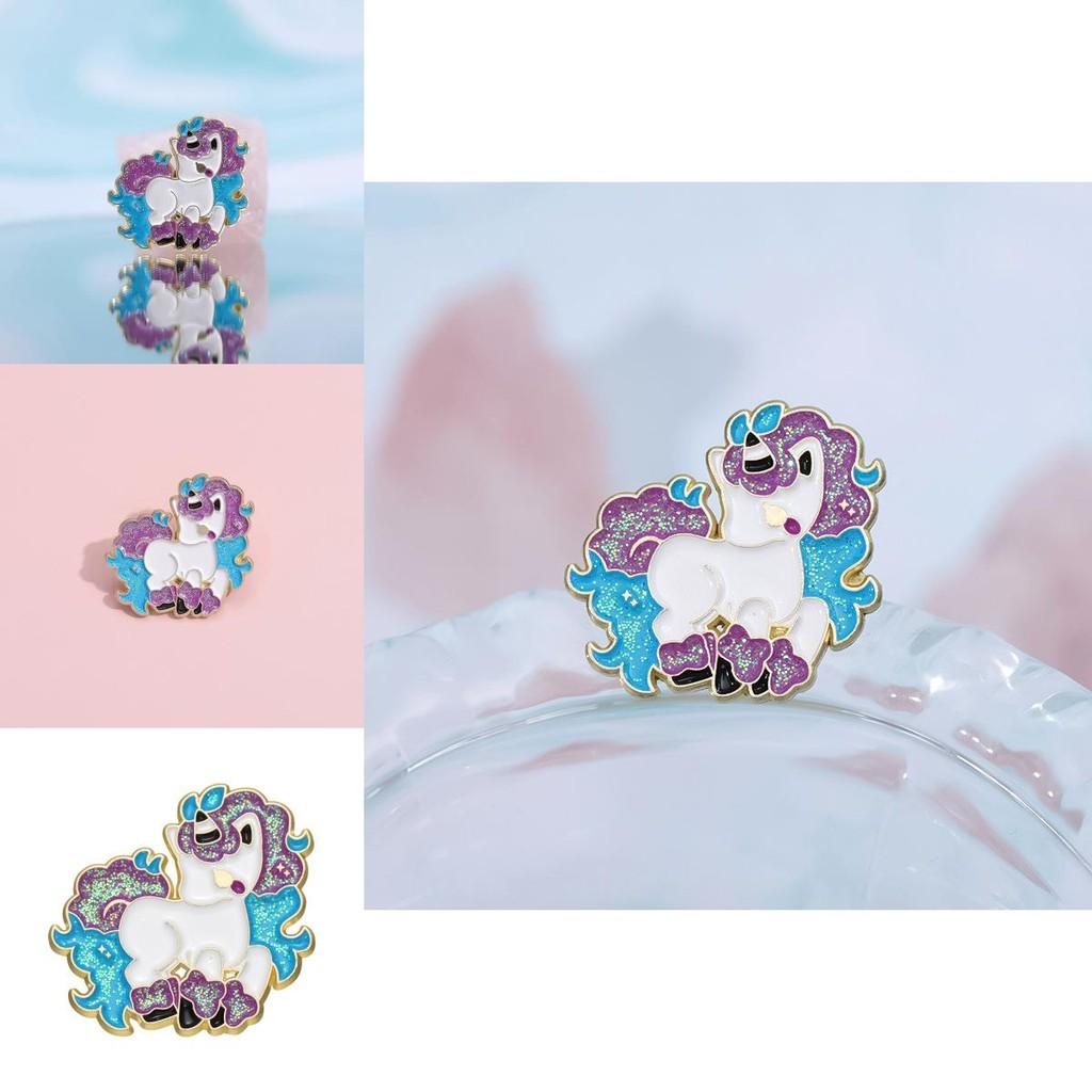 Bunte verträumte Einhorn-förmige Brosche mit einzigartigem Cartoon-Stil für jede Jahreszeit