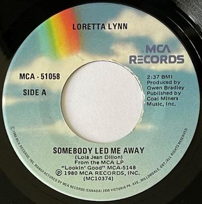 7inch Record LORETTA LYNN - Somebody Led Me Away / Everybody's  MCA51058 MCA 1980 Canada Country/Folk Used