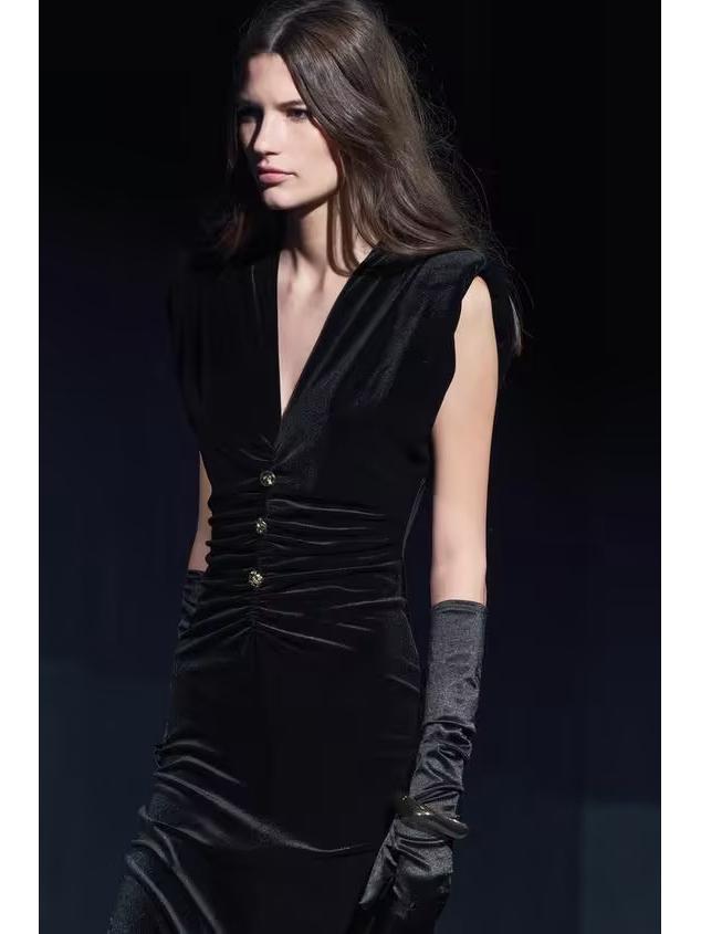 European & American Style Sleeveless Velvet Slimming Long Dress with Pleated Waist and Button Accents