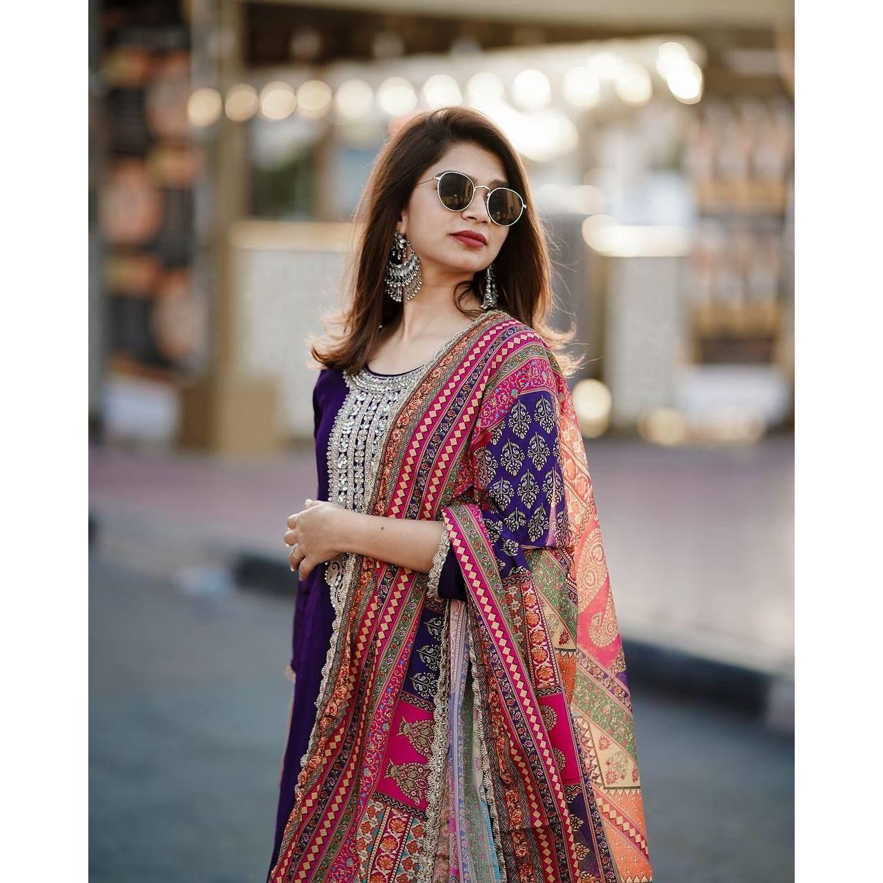 

*Выпуск нового комплекта Đěsigner Party Wear Look Pur Chinon из шелкового топа Plazzo и Dupatta*