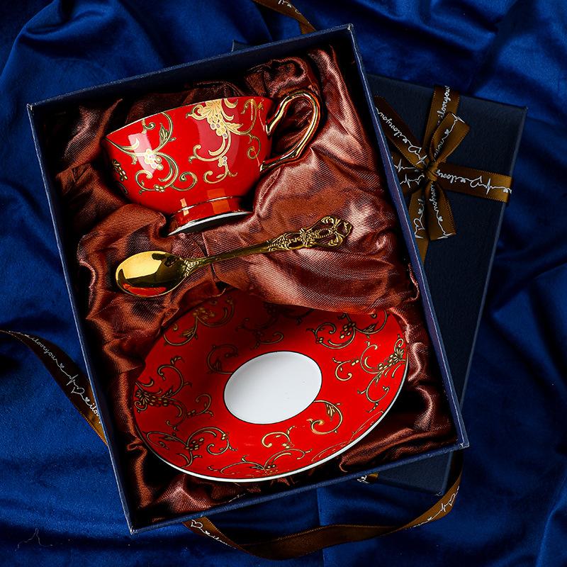 

Європейська керамічна кавова чашка та тарілка Вінтажний британський кістяний фарфор Парна чашка та тарілка Післяобідній чайний набір 201-300ml