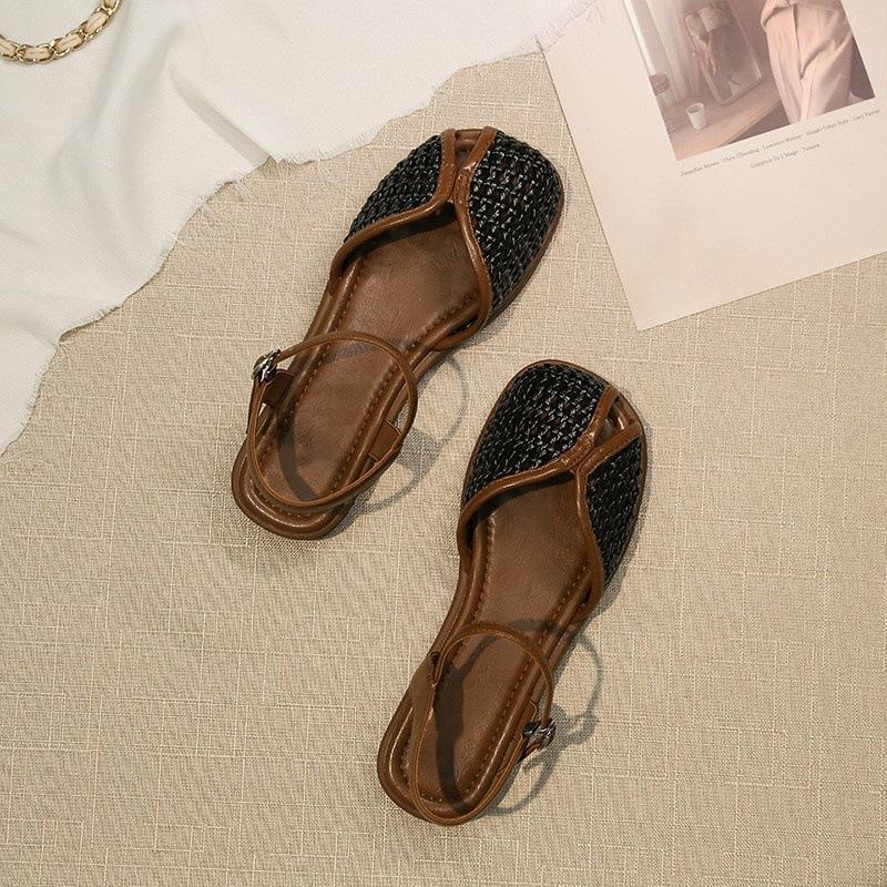 

Roman sandals women s summer wear 2025 flat-bottomed bag head with holes shoes niche retro feet small skirt shoes 35