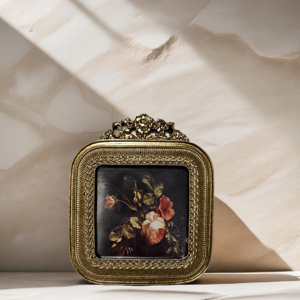 European Retro Carved Photo Frame: French Light Luxury Resin Decor for Wall or Tabletop in Living Room or Bedroom.
