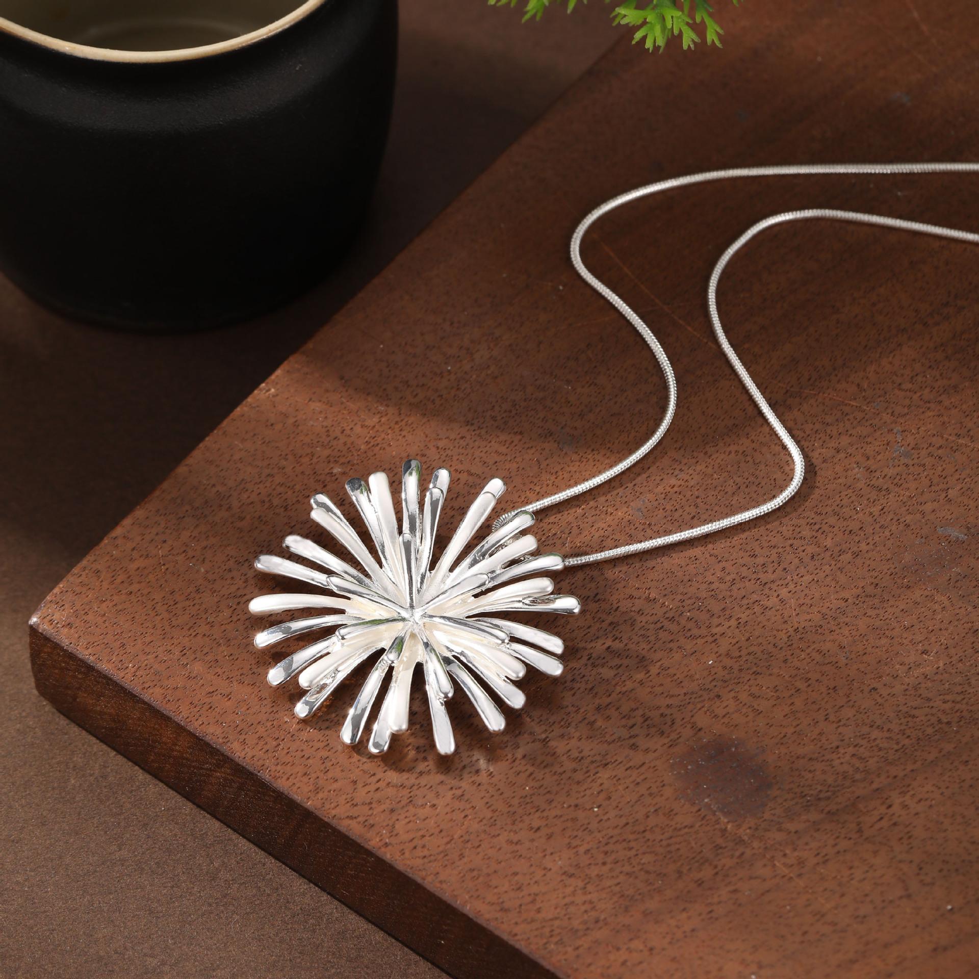 

Новый нерегулярный трехмерный маленький кулон-ромашка, женское высококлассное универсальное ожерелье-хризантема