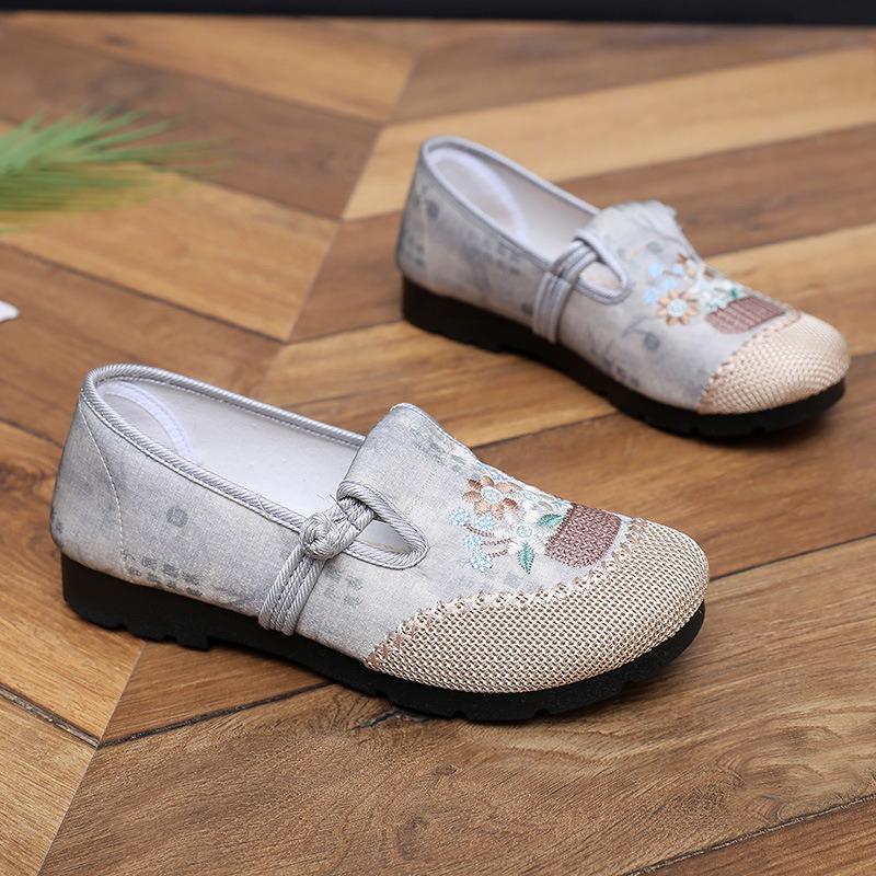 Die neuen Damen-Einzelschuhe aus Stoff haben weiche Sohlen und können an einem Fuß getragen werden.