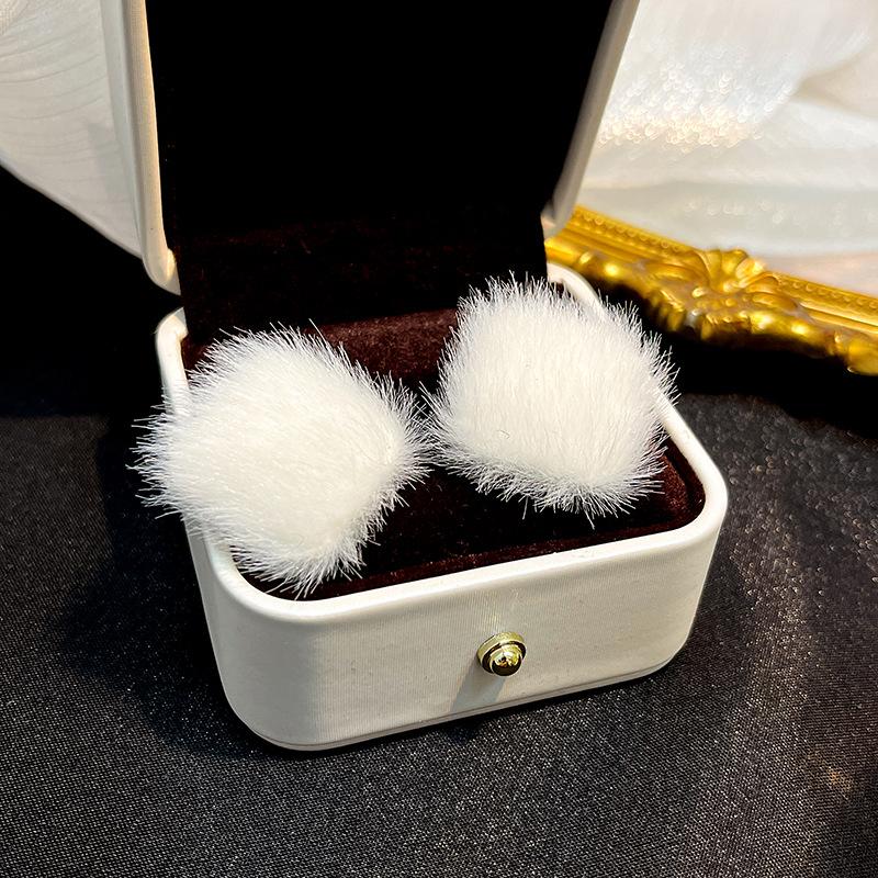 French Gentle White Plush Stud Earrings, Simple And Advanced Sense, Light Luxury Temperament, Hairball Earrings For Women
