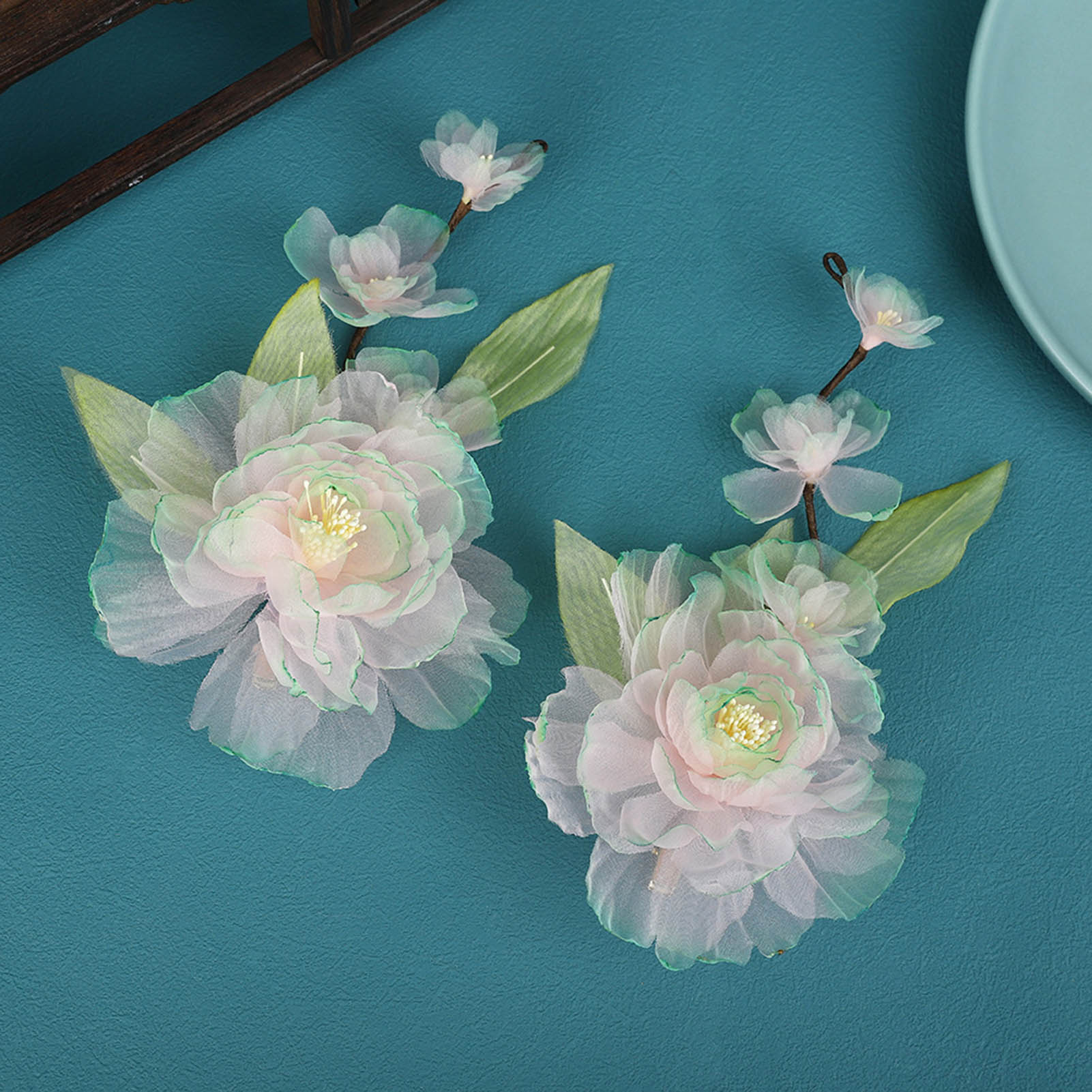 

Chinese Style Hair Clips with Flower Decor Handmade Fringed Hair Weaving Jewelry for Thick Curly Hair Stylinative