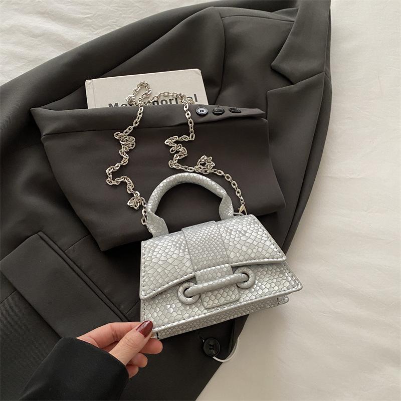 

Женская сумка премиум текстуры 2025 новая однотонная простая сумка на плечо универсальная портативная сумка-мессенджер маленькая квадратная сумка серебряный