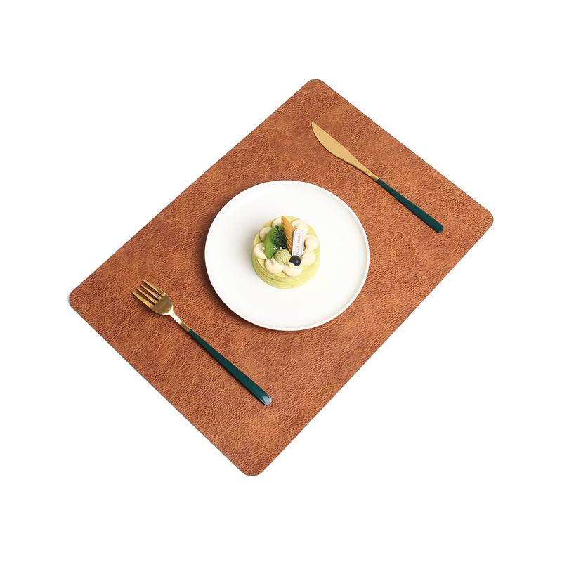 

Кожаный обеденный коврик с защитой от ожогов, двухсторонний, с интегрированным рисунком коровьей шкуры, термоизоляционный коврик для отеля и дома 3PCS темно-коричневого