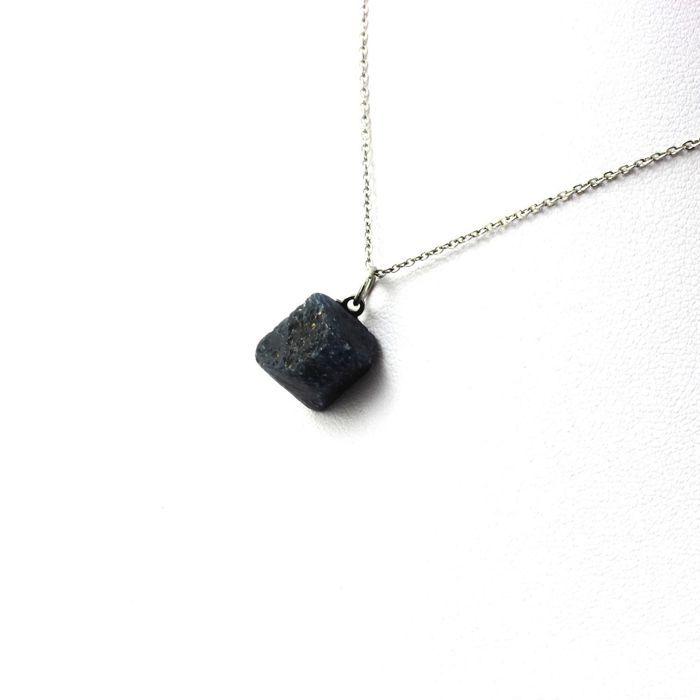 Pierres et Minéraux. Collier Saphir brut. 16.38 ct. Zazafotsy, Ihorombe, Madagascar.